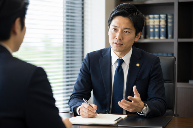 弁護士が相談を受けているイメージ